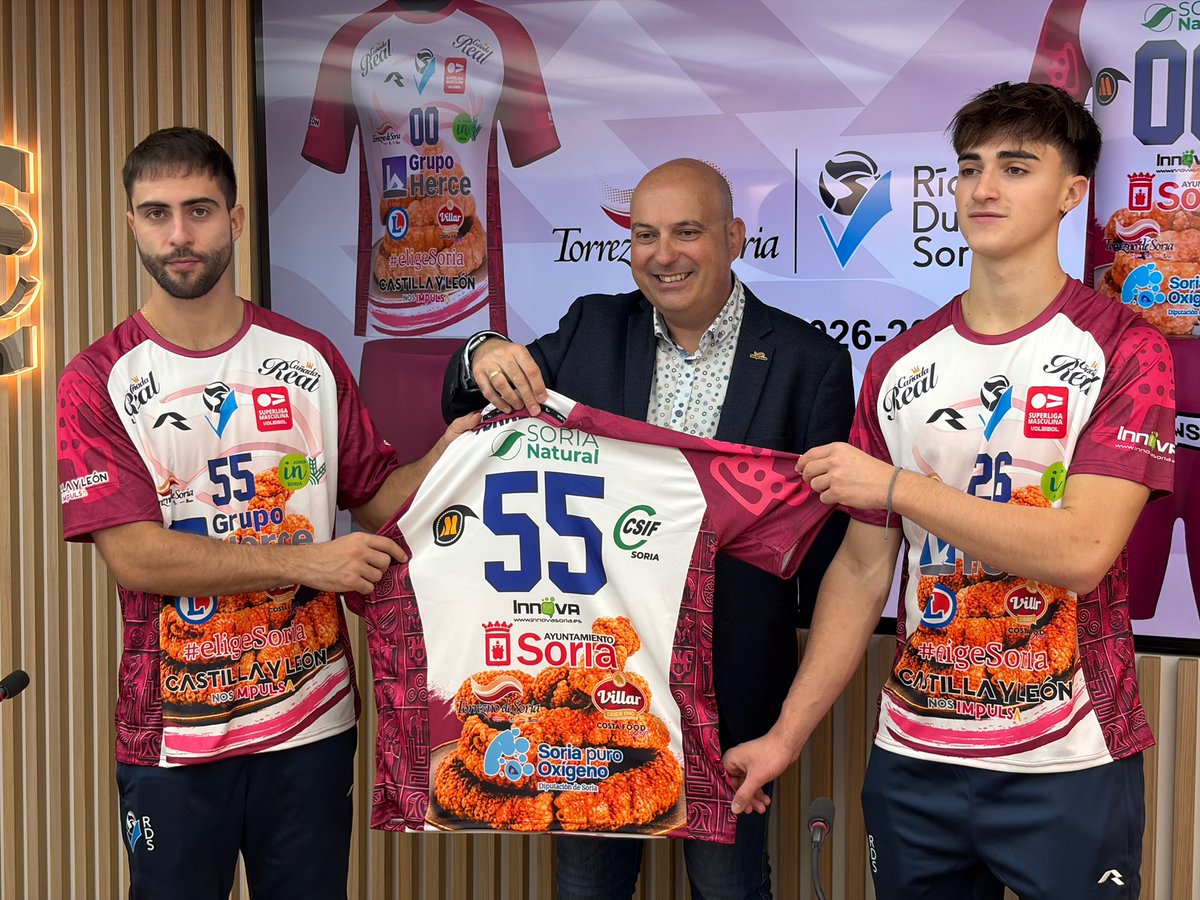JuanjoDelgadoes's tweet photo. 🏐💙 ¡Nueve temporadas consecutivas llevando el sabor de Soria por toda España!

Es un auténtico orgullo ver al @rioduerovoley lucir la camiseta de @torreznodesoria, con un diseño diferente cada año, pero siempre representando nuestra tierra, nuestra gastronomía y nuestras raíces https://t.co/Yrt5CB5HvK