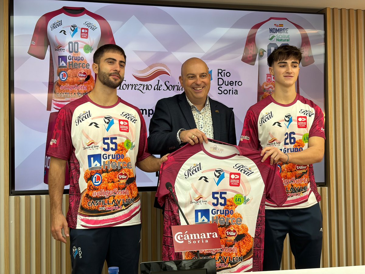 JuanjoDelgadoes's tweet photo. 🏐💙 ¡Nueve temporadas consecutivas llevando el sabor de Soria por toda España!

Es un auténtico orgullo ver al @rioduerovoley lucir la camiseta de @torreznodesoria, con un diseño diferente cada año, pero siempre representando nuestra tierra, nuestra gastronomía y nuestras raíces https://t.co/Yrt5CB5HvK