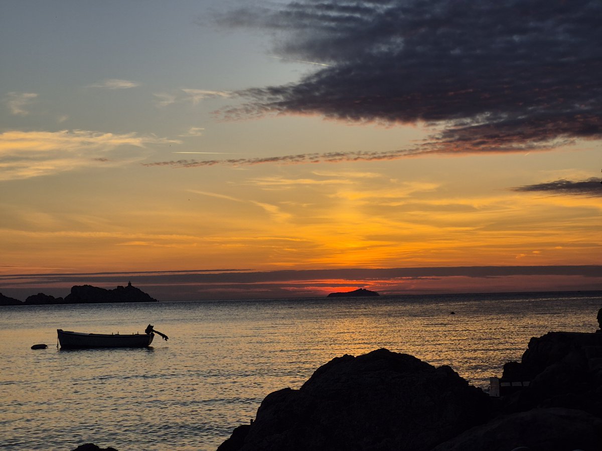 Redbirdcreation's tweet photo. A beautiful sunset Lapad Croatia 🇭🇷 #sunset #octoberweather #sunshine #Dubrovnik #Lapad #photography https://t.co/2XiWHWWUNr