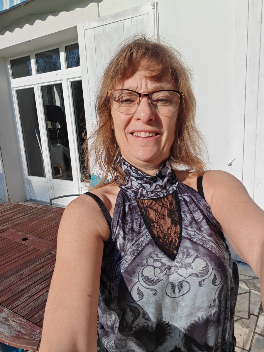 CapucineMurmure's tweet photo. Petit rayon de soleil, j'essaie un nouveau haut... Vous en dites quoi ? https://t.co/5tMjVvuwV7