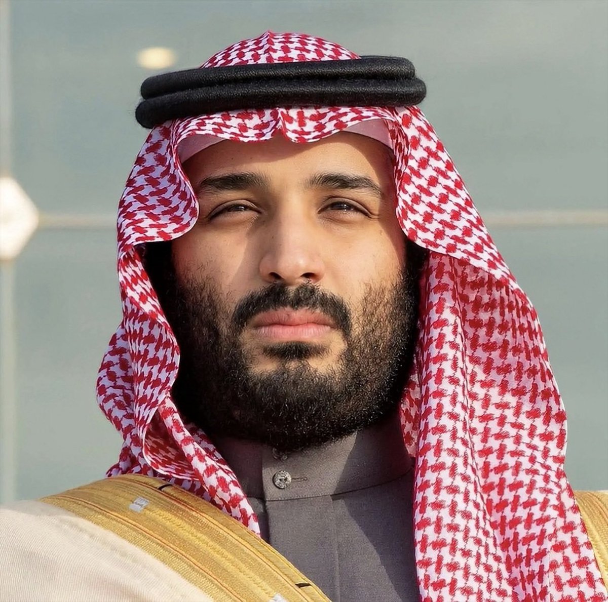 sadun999's tweet photo. سلمْتَ سلمانُ قد سلَّمْتَ أمَّتَنا
درسًا يقيها من الإفلاسِ والعطبِ.
قُدتَ الجميعَ لأمرٍ لا مثيلَ له
مجاهدًا تفدي الإسلامَ بالرُّتبِ.
أفرحتَ كلَّ غيورٍ بات مكتئبًا
من كيدِ إيرانَ بالإسلامِ والعربِ.
وكنتَ حِصنًا أبا فهْدٍ لإخوتنا
أغثتَهم بالخميسِ الباسلِ اللَّجِبِ.
شكرًا لسلمانَ والإسلامُ غايتُهُ
شكرًا لرمزِ الهُدى والحزْمِ والحسبِ.
شكرًا من القلبِ يامن قُدتَ نهضتَنا
يابنَ الأباةِ الهُداةِ السَّادةِ النُّجُبِ.
والشُّكرِ لابنِكَ ليثِ الحربِ قائدِها
محمَّدٍ منبعِ الإيمانِ والأدبِ.
"شكرًا" لمن ساهموا في نصرِ أُمَّتِهم
مهما أُردِّدُها لا ينقضي أربي.