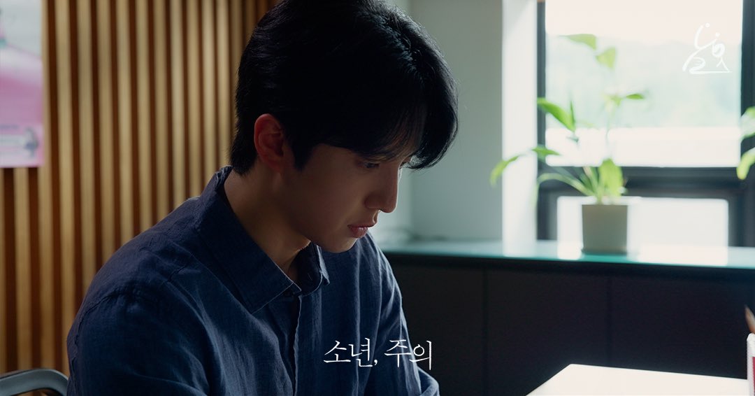 nakwon_mansion's tweet photo. [소년, 주의] EP05

서로 마주 본 두 사람. 끔찍한 정적인 가운데,
기우가 별 의미없는 서류만 넘긴다.

끝없이 시시했던 삶에
특별한 재난처럼 닥친
[소년, 주의]

❣️YouTube: https://t.co/GktBJedi1f
❣️Instagram: https://t.co/y9fnvEWOrw
❣️home: https://t.co/1DdGfVfIll

#소년주의 #boywithcaution #낙원맨션 #nakwonmansion 
#류세일 #하정훈 #이정찬 #정시완 #현재기우 #성원정하