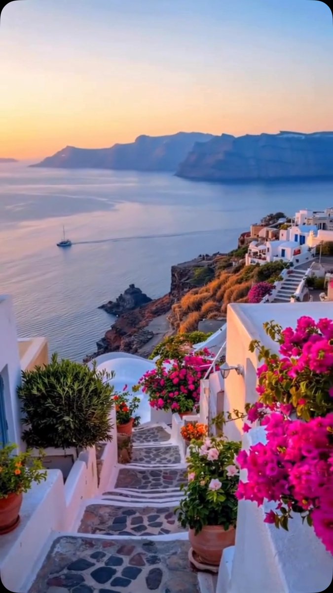 fatty_reyes's tweet photo. Some places don’t feel real until you’re standing there. Santorini’s whitewashed streets, blue skies, and golden sunsets make every corner feel like a postcard. Cliffside cave hotel or sailing the island? https://t.co/lvduDGnm8z