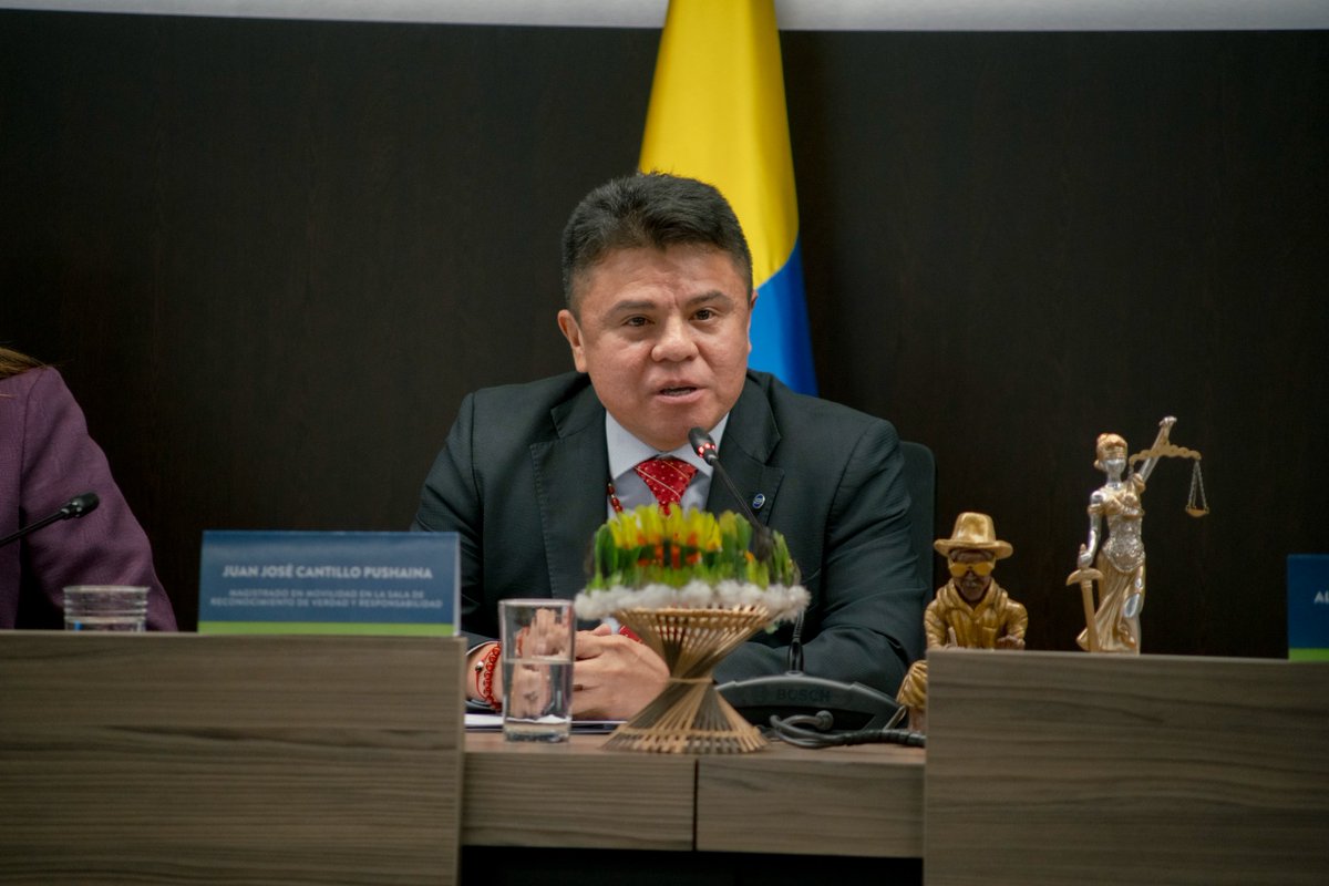JEP_Colombia's tweet photo. #Atención|La JEP atribuye responsabilidad a diez antiguos integrantes de los bloques Sur y Oriental de las extintas Farc-EP por crímenes cometidos contra Pueblos y Territorios Indígenas de la Amazonía y la Orinoquía. Esta decisión fue tomada por la Sala de Reconocimiento de Verdad el 12 de octubre de 2026, en el marco del Día de la Diversidad Étnica y Cultural de la Nación Colombiana.