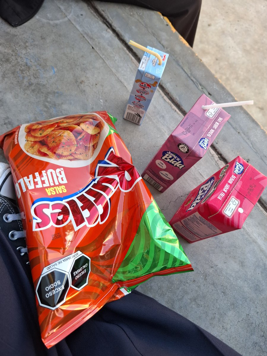 0bbssion's tweet photo. wow asombroso plan, comer ruffles con un bida en un oxxo https://t.co/0R1GvDhuD0