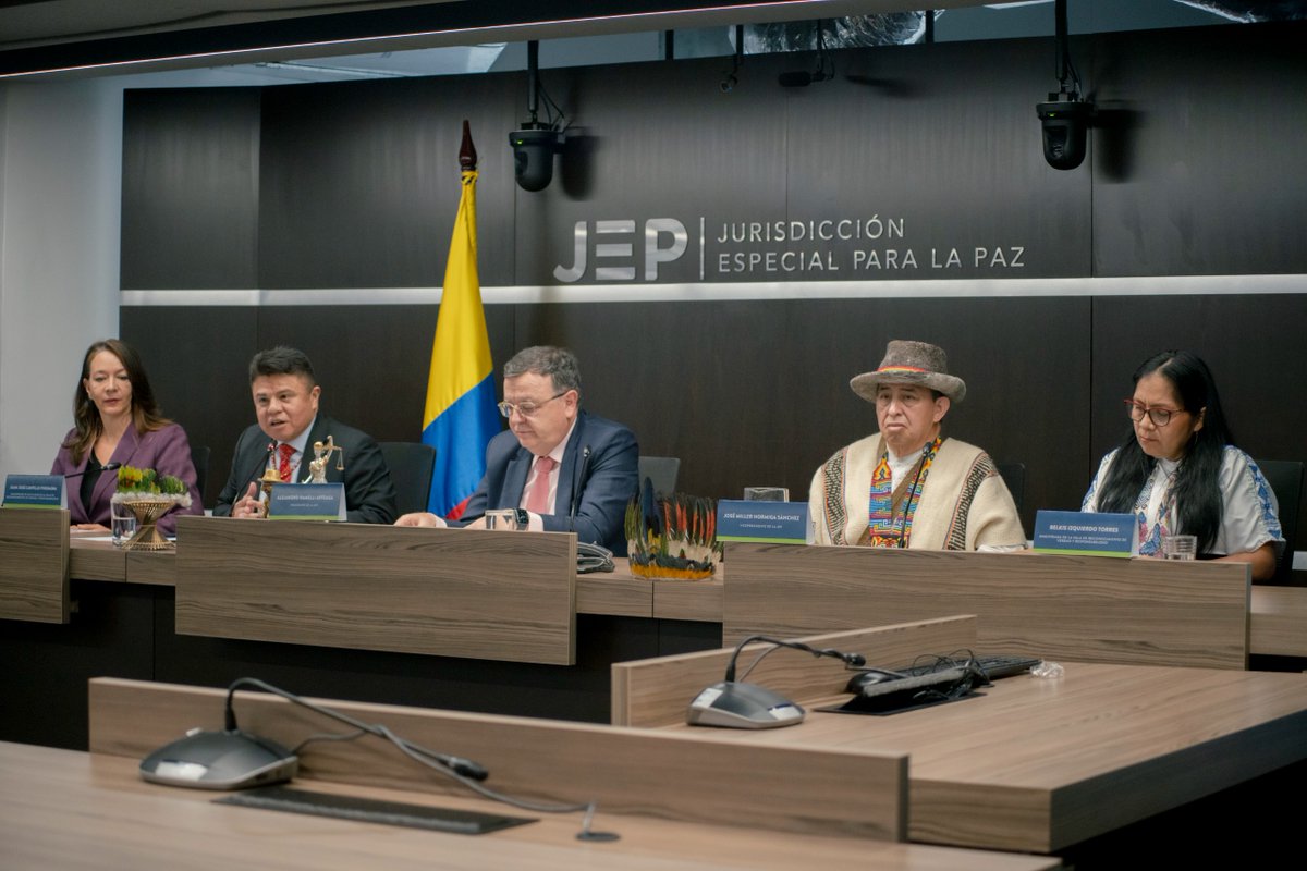 JEP_Colombia's tweet photo. La Sala de Reconocimiento de la JEP concluyó que los crímenes afectaron de manera directa a los Pueblos Indígenas Nükak Baká, Korebajü o Koreguaje, Siona o Zio Bain, Hitnü y Jiw, así como sus Territorios, ubicados entre la Amazonía y la Orinoquía.