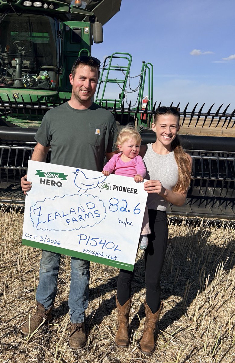 OrchardAg's tweet photo. @PioneerSeedsCA
In early July crops looked questionable, and it’s still hard to believe the end result on this farm!!
#attentiontodetail #greatagronomy
#yieldhero26 https://t.co/lJp7enZiwU