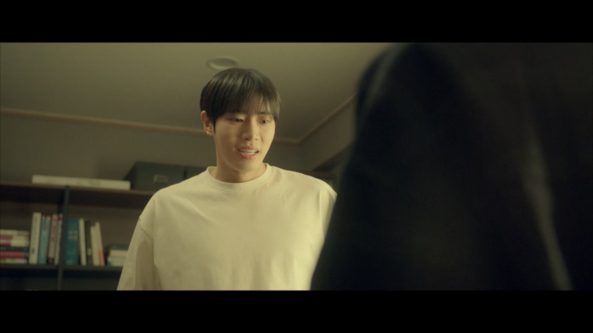 kntmngn's tweet photo. calm down Youjin, you're scaring him. https://t.co/glfQFGCGwy