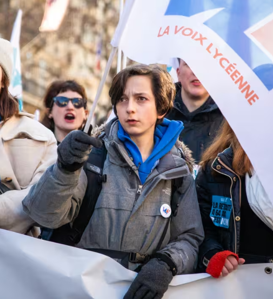 FredGaulois's tweet photo. Je vous présente Manes Nadel, la prochaine victime du bourreau compresseur Louise.
Ce jeune militant de 19 ans a commencé tout petit à militer pour l'extrême gauche, un petit révolutionnaire biberonné par son père, prof d'économie, et sa mère, une ancienne commissaire de police, haute fonctionnaire (ancienne préfète) et conseillère maître à la Cour des comptes.
Toute la famille vit donc uniquement de l'argent magique de l'Etat, Manes dénonce un système qui le nourrit.
Ce soir, il va se faire défoncer!!!
Allez Louise, on est tous avec toi 💪💪💪