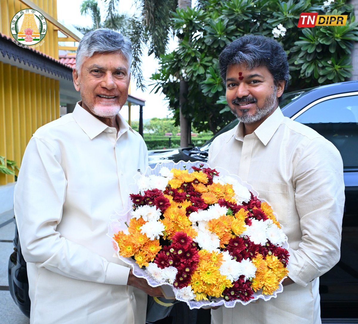 TNDIPRNEWS's tweet photo. கோதாவரி-காவிரி இணைப்புத் திட்டம் மற்றும் சென்னை மாநகருக்குக் கூடுதலாக கிருஷ்ணா நதிநீர் விடுவிப்பது தொடர்பாகக் கலந்தாலோசிக்க இன்று (13.10.2026) , விஜயவாடாவிலுள்ள முதலமைச்சரின் இல்லத்திற்கு வருகைதந்த மாண்புமிகு தமிழ்நாடு முதலமைச்சர் திரு. ச. ஜோசப் விஜய் அவர்களை, மாண்புமிகு ஆந்திரப் பிரதேச மாநில முதலமைச்சர் திரு. என். சந்திரபாபு நாயுடு அவர்களும் மாண்புமிகு மனிதவள மேம்பாடு, தகவல் தொழில்நுட்பம், மின்னணுவியல் மற்றும் தகவல் தொடர்புத் துறை அமைச்சர் திரு. நாரா லோகேஷ் அவர்களும்  வரவேற்றனர்.

#CMJosephVijay | #TNDIPR | @TVKVijayHQ | @ncbn | @AndhraPradeshCM | @imrajmohan |
