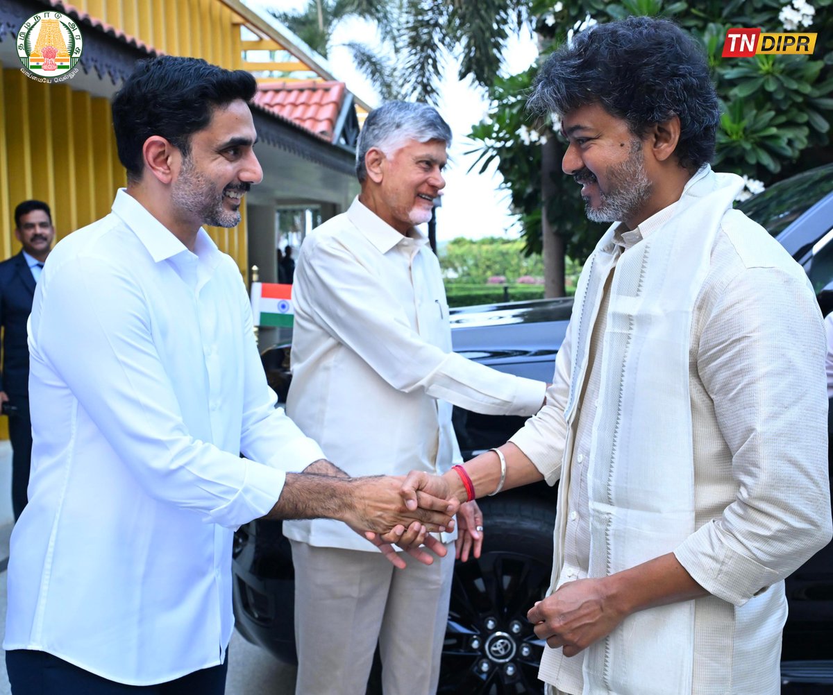 TNDIPRNEWS's tweet photo. கோதாவரி-காவிரி இணைப்புத் திட்டம் மற்றும் சென்னை மாநகருக்குக் கூடுதலாக கிருஷ்ணா நதிநீர் விடுவிப்பது தொடர்பாகக் கலந்தாலோசிக்க இன்று (13.10.2026) , விஜயவாடாவிலுள்ள முதலமைச்சரின் இல்லத்திற்கு வருகைதந்த மாண்புமிகு தமிழ்நாடு முதலமைச்சர் திரு. ச. ஜோசப் விஜய் அவர்களை, மாண்புமிகு ஆந்திரப் பிரதேச மாநில முதலமைச்சர் திரு. என். சந்திரபாபு நாயுடு அவர்களும் மாண்புமிகு மனிதவள மேம்பாடு, தகவல் தொழில்நுட்பம், மின்னணுவியல் மற்றும் தகவல் தொடர்புத் துறை அமைச்சர் திரு. நாரா லோகேஷ் அவர்களும்  வரவேற்றனர்.

#CMJosephVijay | #TNDIPR | @TVKVijayHQ | @ncbn | @AndhraPradeshCM | @imrajmohan |