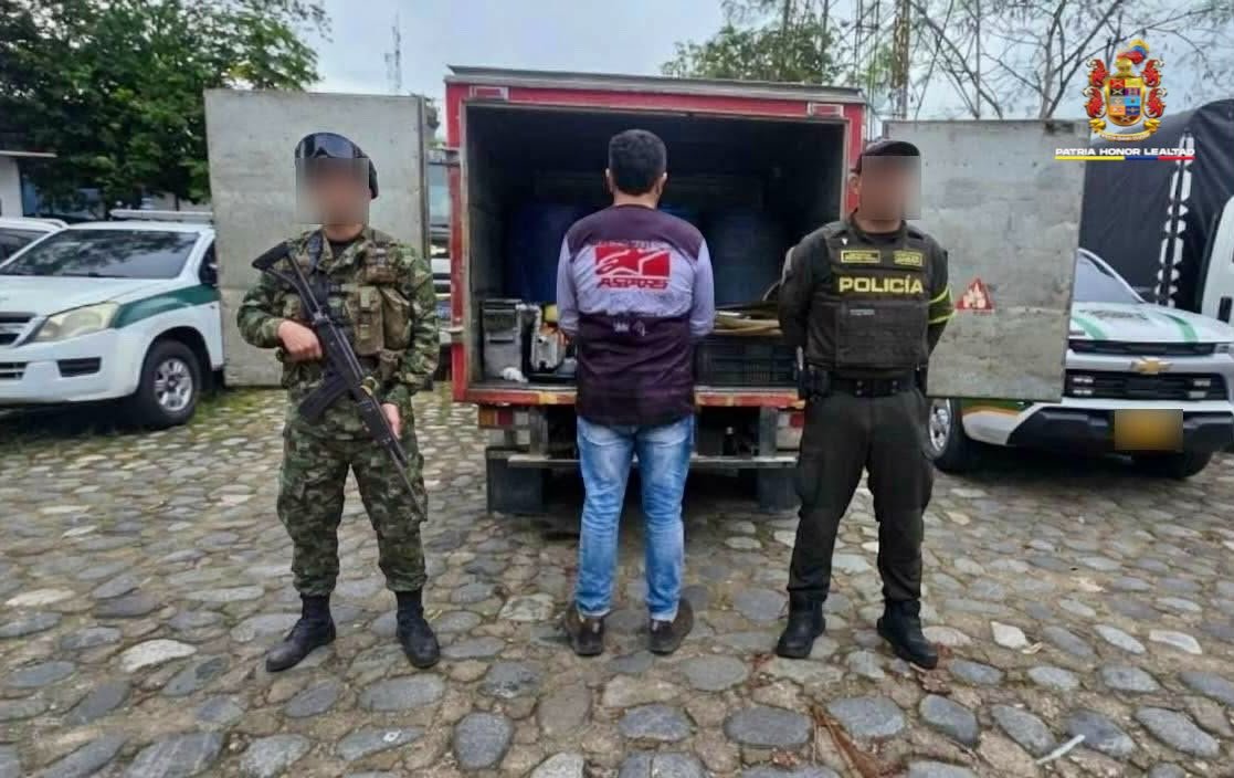 COL_EJERCITO's tweet photo. #EsNoticia | Incautamos 366 galones de ACPM y un vehículo en la vereda La Esmeralda, en Mocoa, #Putumayo, afectando en más de 77 millones de pesos las economías ilícitas

Durante la operación, soldados de la #Brigada27 de @Ejercito_Div6, junto a la @PoliciaColombia capturaron en flagrancia a una persona por tráfico de sustancias para el procesamiento de narcóticos.

#ContraLaAmenaza