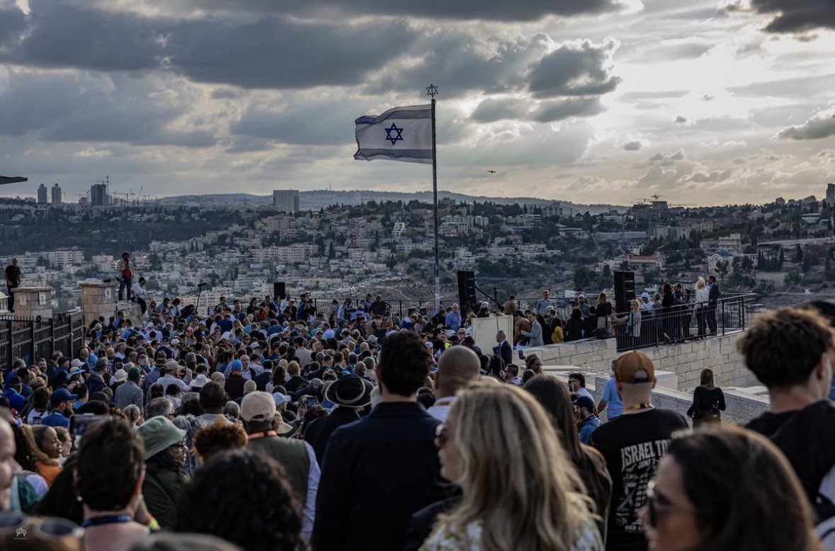 galida12's tweet photo. Desde distintos rincones del mundo, 1.000 cristianos llegaron a Israel. ❤️🇮🇱

Se reunieron para orar por Jerusalén, honrar la memoria de las víctimas de la masacre del 7 de octubre y expresar su apoyo a Israel.

Su amor, fe y solidaridad significan para nosotros mucho más de lo que las palabras pueden expresar. 

📷 @AlonSpiegel