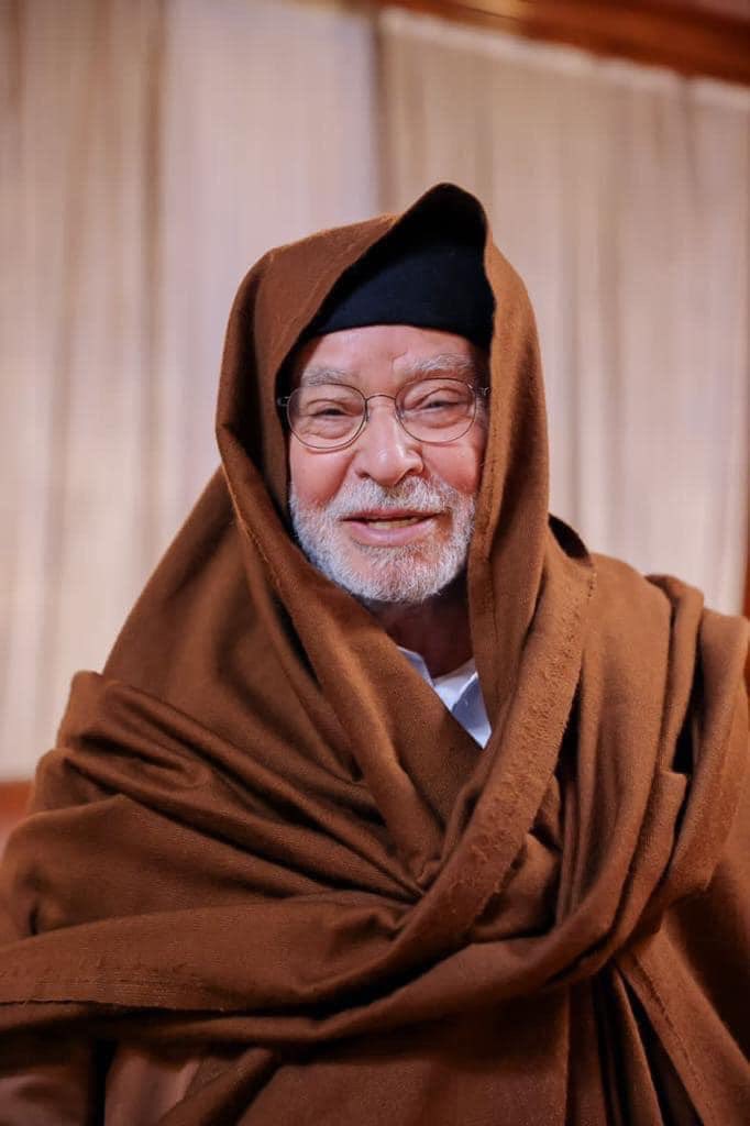 ElhasseKhalil's tweet photo. وفي هذه الأيام المشؤومة، أيام الغرق… تذكروا أنه قبل مجيء حفتر وقبل الثوار وقبل فبراير وقبل سيف الإسلام وقبل كل هؤلاء الذين وصلوا متأخرين… كان هناك رجل واحد وصل أولا.. رجل هيمن على عقود ومشروعات البنية التحتية في ليبيا..رجل اسمه الحاج علي الدبيبة معلم الجغرافيا و مدير جهاز تنمية وتطوير المراكز الإدارية منذ عام 1989، "الذي عرفه الليبيون باسم جهاز الدبيبة" أي قبل 37 عاما من اليوم.
لقد تسلّم الحاج علي ليبيا على المفتاح ثم فتح أول حساب مصرفي في سويسرا عام 1990 ووضع فيه مئات الملايين وفقا لوثائق مصرفية كشف عنها تحقيق استقصائي لـ OCCRP. وفي مطلع الألفية وبعد رفع العقوبات عن ليبيا حين كنا نصدر النفط ولا تصل إلينا الدولارات، تسلم الحاج علي ميزانيات بمليارات الدولارات!
ثم جاءت سنة 2011 واكتشف الجميع أن ليبيا بلا طرق ولا مستشفيات ولا بنية تحتية تتناسب مع ثرواتها النفطية.
ثم جاء عام 2014 وأدرج اسم الحاج علي على قوائم الإنتربول وكتبت كبرى الصحف الغربية مثل الغارديان عن اتهامات باختلاس ما بين ستة وسبعة مليارات دولار من الأموال العامة فيما كشف تحقيق لمنظمة OCCRP أن جهاز تنمية وتطوير المراكز الإدارية أبرم خلال فترة إدارته أكثر من ثلاثة آلاف عقد بقيمة إجمالية بلغت نحو 33 مليار دولار وسط شبهات فساد وعمولات وعقود أسندت إلى شركات مرتبطة به وبعائلته.
ولم تتوقف القصة عند ليبيا بل وصلت إلى اسكتلندا حيث كشفت صحيفة الغارديان البريطانية عام 2016 أن الشرطة الاسكتلندية فتحت أكبر تحقيق جنائي في غسل أموال ليبية عبر شراء فنادق وعقارات فاخرة في بريطانيا كانت أموالها مخصصة حصرا للمستشفيات في ليبيا وذلك بعد طلبات مساعدة قضائية من السلطات الليبية.
وكشفت التحقيقات الصحفية عن شبكة تضم أكثر من مئة شركة مرتبطة بالحاج علي الدبيبة وعائلته وشركائهم من بينها أكثر من أربعين شركة في اسكتلندا في قضية امتدت خيوطها من عقود البنية التحتية الليبية إلى الحسابات المصرفية والشركات والعقارات الأوروبية.
كل ذلك بينما كان الليبيون ينتظرون مستشفيات ومدارس وطرقا ومشروعات تنموية تليق بدولة نفطية أنفقت عشرات المليارات على مشروعات البنية التحتية.
وفي الختام هذا السؤال الذي ينبغي أن يظل حاضرا في كل نقاش حول الانهيار الليبي: أين ذهبت المليارات التي كان يفترض أن تبني الدولة قبل أن تبدأ حروبها؟
