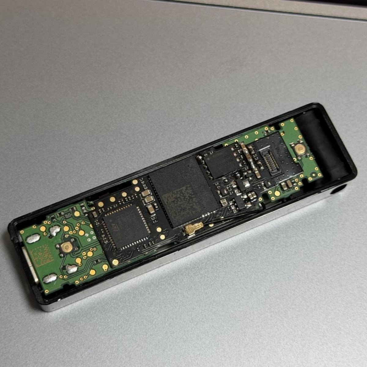 coinjoined's tweet photo. There shouldn't be any cables. First 3 images show the implant, last image a genuine @Ledger Nano X.
Allegedly affected resellers so far: MediaMarkt, Saturn 🇩🇪, Cryptobilis 🇲🇾, Ozon 🇷🇺 and Singapore Airport 🇸🇬 https://t.co/fwa6UVBJ0z