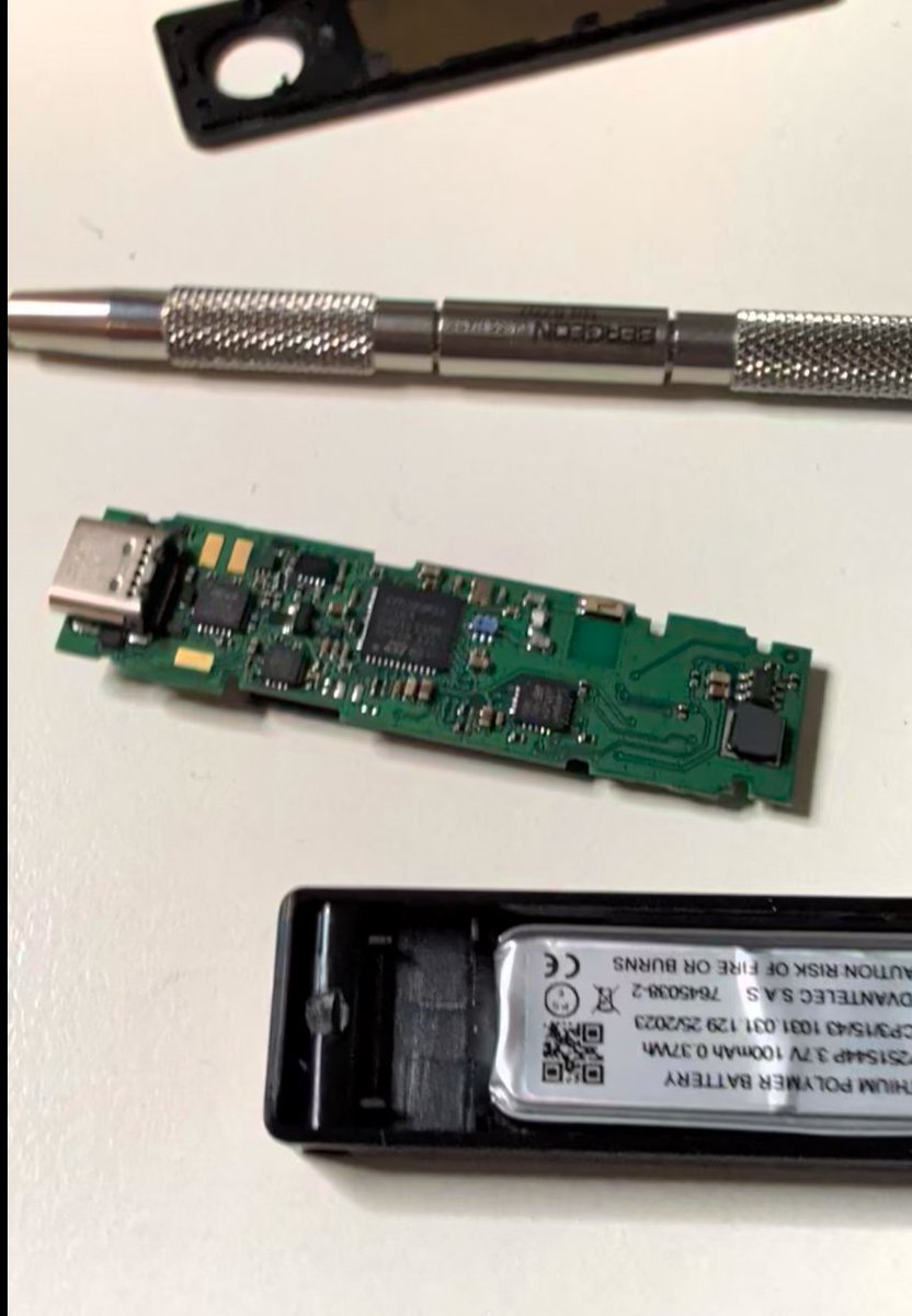 coinjoined's tweet photo. There shouldn't be any cables. First 3 images show the implant, last image a genuine @Ledger Nano X.
Allegedly affected resellers so far: MediaMarkt, Saturn 🇩🇪, Cryptobilis 🇲🇾, Ozon 🇷🇺 and Singapore Airport 🇸🇬 https://t.co/fwa6UVBJ0z
