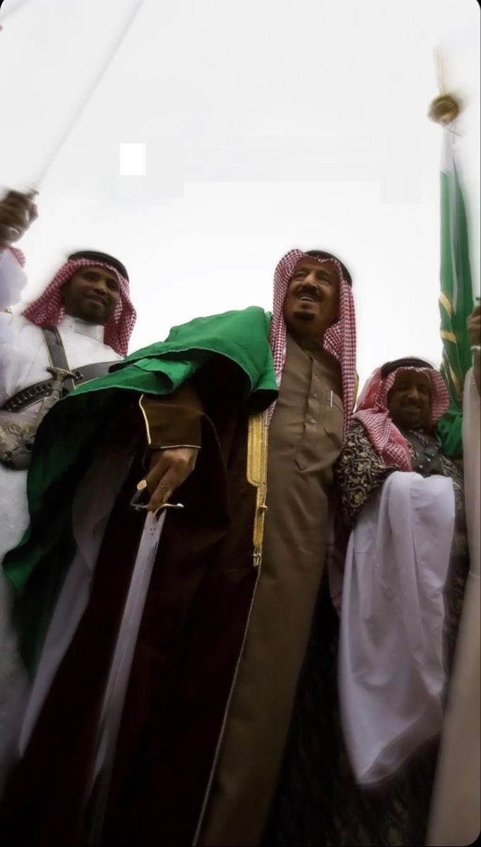 Fa_220a's tweet photo. سلام يا بيرق يضم الشهادة
ما ينتكس في يوم تنكيس الاعلام
على البيارق له شموخ وريادة
بالسيف الاجرب تحت مفتاح الاسلام
#المملكة_العربية_السعودية 
#السعوديه_خط_أحمر https://t.co/hjL5F0zgwX