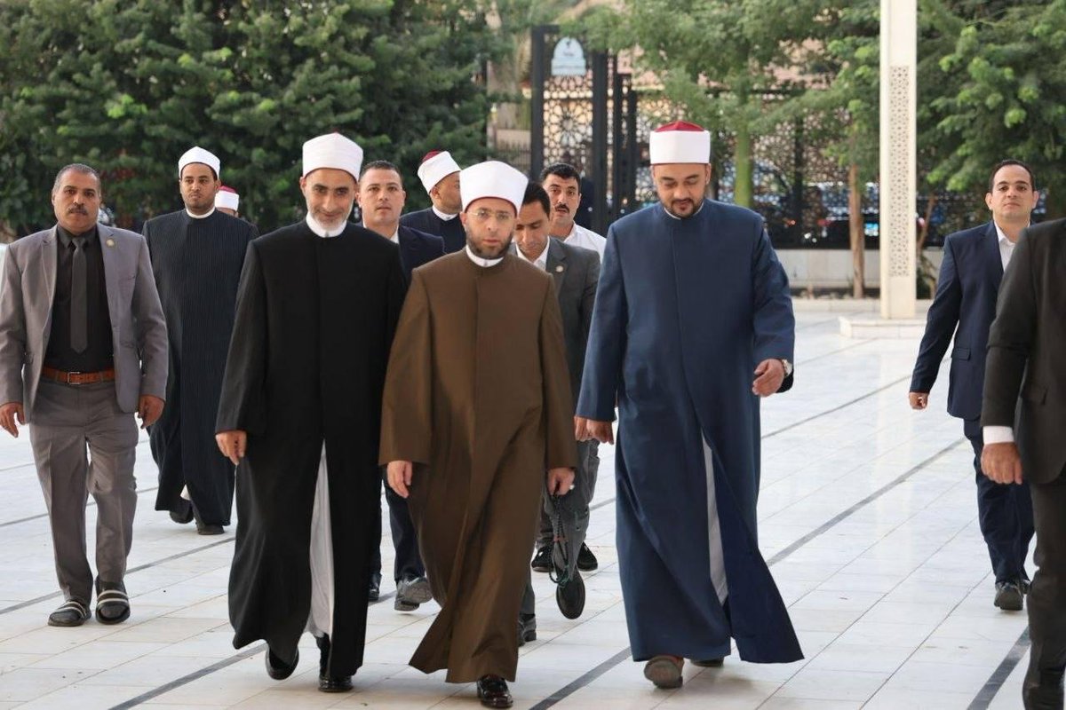 egyptAwkaf's tweet photo. بمشاركة أكثر من 100 عالمٍ ومفكرٍ من 50 دولة من داخل مصر وخارجها: وزير الأوقاف يشهد الملتقى العاشر للفكر الإسلامي الدولي بمسجد الإمام الحسين

الوزير: صلة الإنسان بأخيه الإنسان لا يمنعها اختلاف الدين

الأزهري: «الحق المبين» هدية هذا الشهر مترجمًا إلى ٢٠ لغة.. واستمرار إهداء كتاب جديد كل شهر من مصر إلى العالم

ترسيخًا لرسالة الملتقى: الشيخ إبراهيم البخاري وطلاب جامعة معدن الثقافة الإسلامية بالهند يشاركون في الملتقى

شهد الأستاذ الدكتور أسامة الأزهري، وزير الأوقاف - رئيس المجلس الأعلى للشئون الإسلامية، صباح اليوم الثلاثاء 13 من أكتوبر 2026م، الموافق ٢ من جمادى الأولى 1448هـ، انعقاد الملتقى العاشر للفكر الإسلامي الدولي، بمسجد الإمام الحسين (رضي الله عنه) بالقاهرة، بمشاركة ٩٠ عالمًا من كبار العلماء والمفتين والمفكرين من ٥٠ دولة من خلال الحضور المباشر وتقنية الاتصال المرئي، إلى جانب عدد من العلماء وأساتذة الجامعات وطلاب العلم. واستُهلت فعاليات الملتقى بتلاوة آيات من الذكر الحكيم للقارئ مصطفى كمال أبو حامد، أحد نجوم مشروع «دولة التلاوة» في موسمه الأول. 

ورحّب الوزير في كلمته بالعلماء والمشاركين من مختلف دول العالم، معربًا عن سعادته باستمرار الملتقى وبلوغه نسخته العاشرة، ومشيرًا إلى أن الوزارة حين أطلقته لم تكن تتوقع أن يمتد هذا المسار العلمي المبارك ليحقق هذا القدر من الاستمرار والتواصل بين علماء الأمة ومفكريها. 

وأوضح أن الوزارة تتبنى نهجًا مستمرًّا في تقديم هدية علمية جديدة إلى العلماء كل شهر، في إطار جهود المجلس الأعلى للشئون الإسلامية لنشر المعرفة الإسلامية، وإتاحة أمهات الكتب والتراث الإسلامي بلغات متعددة أمام الباحثين والعلماء وطلاب العلم في مختلف أنحاء العالم.

وأشار إلى أن كتاب «مختصر شمائل الترمذي»، المترجم إلى عشرين لغة، كان هدية الشهر الماضي ضمن مخرجات الملتقى التاسع، وهو متاح بصيغة PDF مع إتاحة حقوق الطبع والنشر للجميع؛ تيسيرًا لنشره وتداوله والاستفادة منه، بوصفه هدية من أرض الكنانة مصر إلى العالم. 

وأضاف أن هدية هذا الشهر هي كتاب «الحق المبين» مترجمًا إلى عشرين لغة، استمرارًا لهذا النهج الذي يستهدف توسيع دائرة الانتفاع بالمعارف الإسلامية الصحيحة وتيسير وصولها إلى شعوب العالم بلغاتها المتعددة، مؤكدًا أن الوزارة ستواصل تقديم كتاب جديد هدية كل شهر بتوفيق الله تعالى. 

وهنّأ الوزير الشعب المصري والأمة العربية بذكرى نصر أكتوبر العظيم، مؤكدًا أن هذا النصر حطم الغرور والكبرياء، وجسد قدرة المصريين على تجاوز التحديات حين تتوافر الإرادة والعزيمة والتكاتف. كما وجّه الشكر إلى الدول الشقيقة والصديقة التي قدمت الدعم المعنوي والمادي لمصر وجيشها العظيم حتى تحقق النصر، الذي يظل شاهدًا على أهمية التضامن والتعاون في مواجهة التحديات وصناعة المستقبل. 

وانتقل الوزير إلى المحور العلمي للملتقى، فبيّن أن اللقاءات السابقة والحالية تدور في رحاب كتاب «الأدب المفرد» للإمام البخاري، وأن الملتقى يقف عند باب «صلة الأخ المشرك»، مستلهمًا ما ينطوي عليه تبويب الإمام البخاري من دلالات فقهية وعلمية عميقة. 

وشدد على أن هذا الباب يقدم نموذجًا بديعًا لهدي الإسلام في التعامل مع غير المسلمين، لا سيما في زمن انتشرت فيه أفكار متشددة تستبيح تكفير الناس وإراقة دمائهم، مشيرًا إلى أن من يستبيح دماء المسلمين بالتكفير والافتراء والتفسيق أولى بمراجعة تصوره عن حقوق غير المسلمين وواجب التعامل معهم. 

ولفت إلى أن الصلة لا تقتصر على المسلمين فيما بينهم، بل تمتد إلى غير المسلمين، وأن اختلاف الدين لا يمنع الإحسان أو الهدية أو صلة الرحم الإنسانية، مستشهدًا بالحديث الذي رواه عبد الله بن عمر (رضي الله عنهما)، أن عمر بن الخطاب (رضي الله عنه) رأى حُلّة سيراء تُباع عند باب المسجد، فقال للنبي ﷺ: «لو اشتريتَ هذه فلبستَها يوم الجمعة وللوفد إذا قدموا عليك». فقال رسول الله ﷺ: «إنما يلبس هذه من لا خلاق له في الآخرة». ثم أُتي النبي ﷺ بحُلَل منها، فأعطى عمر (رضي الله عنه) حُلّة، فقال عمر: «يا رسول الله، كسوتنيها وقد قلتَ في حُلّة عطارد ما قلت؟». فقال رسول الله ﷺ: «إنما بعثتُ إليك لتبيعها أو تكسوها»؛ فكساها عمر أخًا له بمكة قبل أن يُسلم. 

وبيّن الوزير أن هذا الموقف النبوي يبرز مشروعية إهداء غير المسلم، وأن عمر بن الخطاب (رضي الله عنه) راعى رابطة الأخوة الإنسانية في صلته بأخيه المشرك، بما يؤكد أن البر والإحسان لا ينبغي أن تحجبهما الاختلافات الدينية. وأضاف أن الجار المسلم إذا كان من ذوي الرحم اجتمعت له حقوق الرحم والجوار والدين، وإذا كان غير مسلم ثبت له حق الجوار والصلة، في إطار ما يقرره الإسلام من قيم العدل والرحمة وحسن المعاملة.