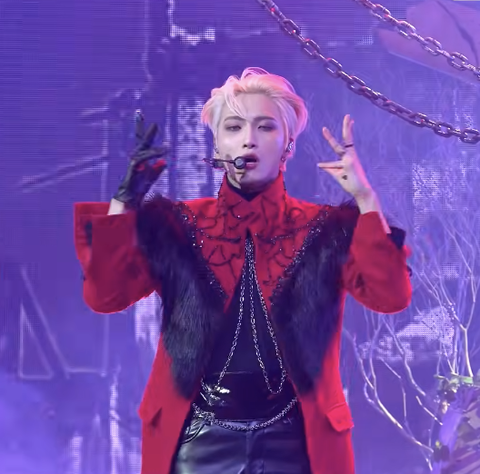 atinyramble's tweet photo. is seonghwa doing the breath of halazia thing? https://t.co/5pCj0aviKP