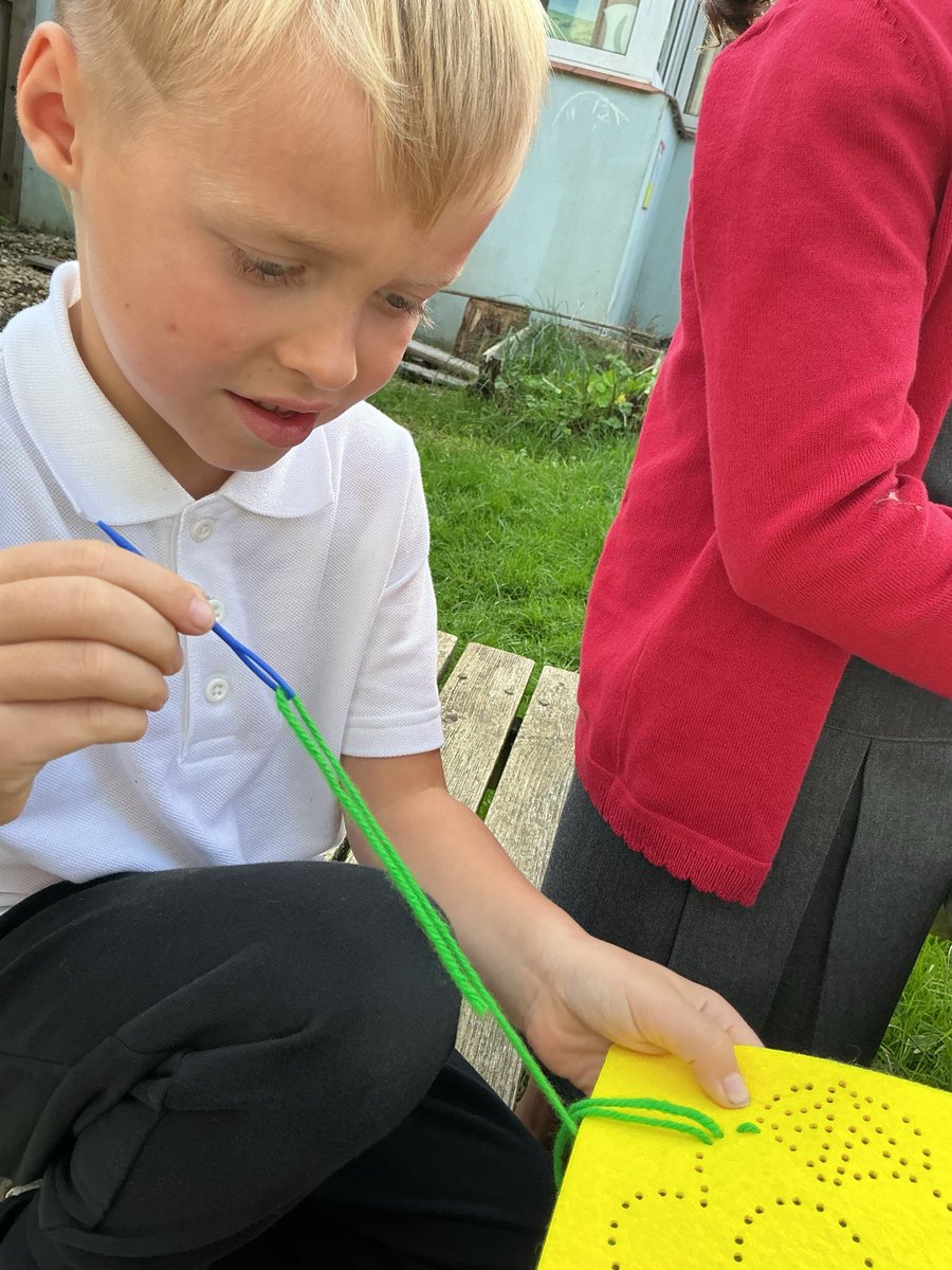 Penclawdd's tweet photo. Before we started our sewing we looked at how tapestry has been used in Welsh textiles along with British historical story telling. We loved learning a new skill - and needed perseverance too! #PencEXP #PencHUM #PencSeaturtles https://t.co/zE12TNZH3I