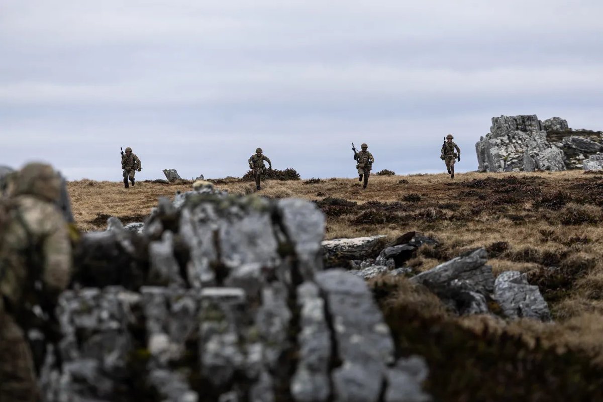 PolitlcsUK's tweet photo. 🚨 NEW: The British military is now preparing for Argentina to invade the Falkland Islands

150 soldiers carried out a six-day exercise in the last few days that mirrored the recapture in May 1982 https://t.co/vnKS0B5fIN