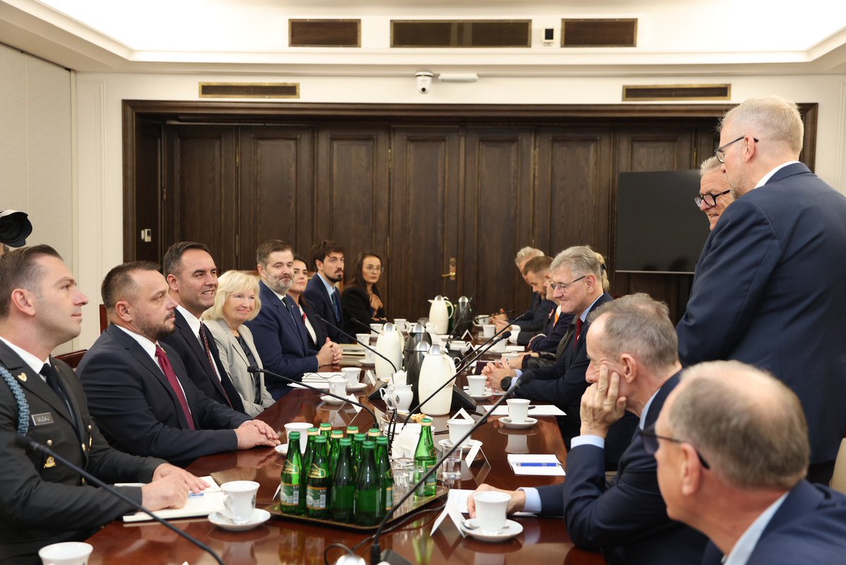 KonjufcaGlauk's tweet photo. Together with Defense Minister @EjupMaqedonci, I met Deputy Marshal of the Polish Senate @ZywnoMaciej, Senator and Acting Head of the Polish Senate National Defence Committee Tomasz Grodzki (@profGrodzki), and members of the Polish-Kosovar Parliamentary Team, chaired by Senator @JanuszGromek_.

I thanked our esteemed hosts for their commitment to 🇽🇰–🇵🇱 relations and discussed closer parliamentary cooperation, deepening our political, economic and defense ties, and strengthening our bilateral relations.