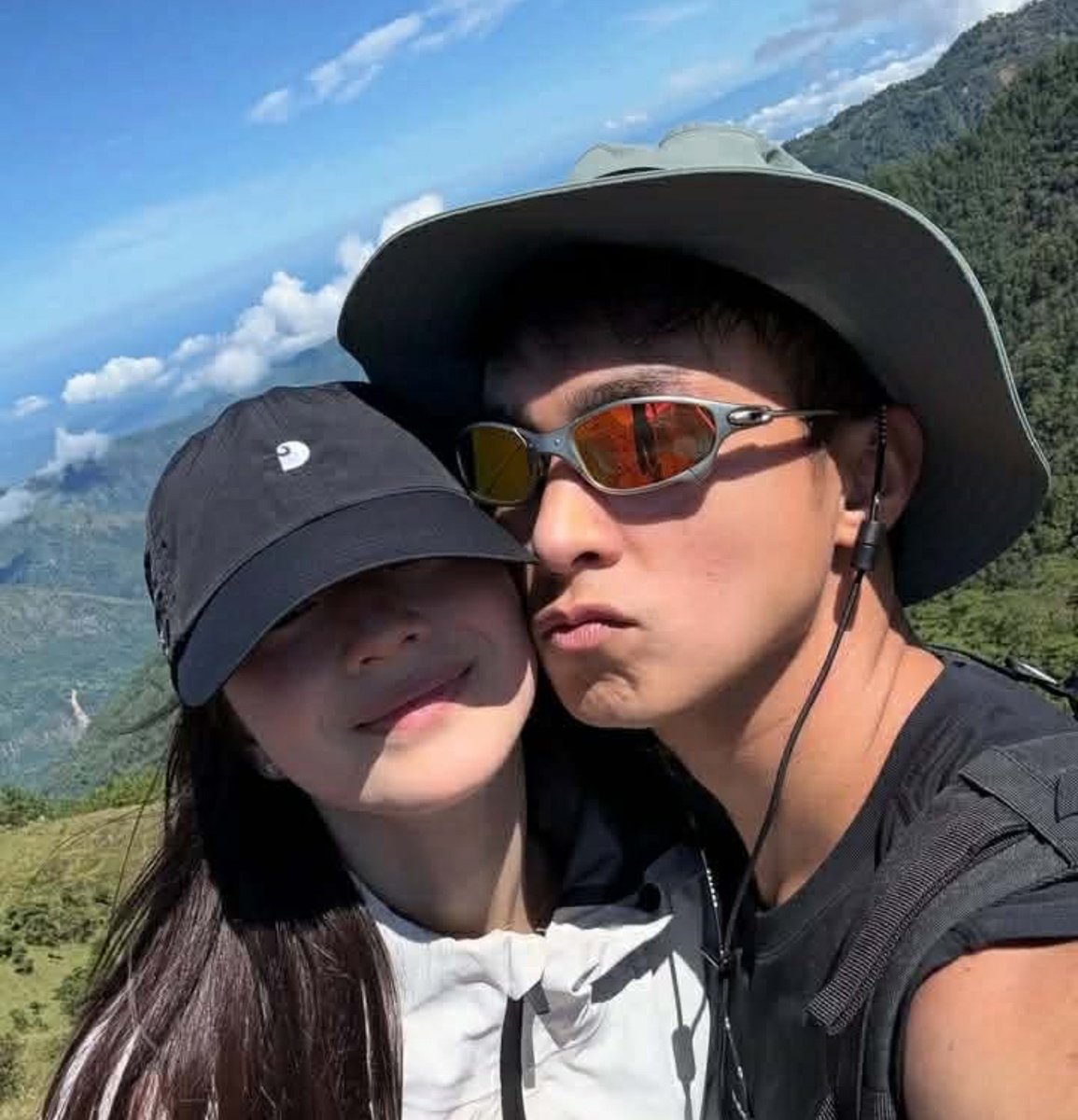 Saranghaeeeee3's tweet photo. acckkkk! 
JMFYANG in their own world 🥹

sarap ma-inlove, sarap maging jampoonggg! 💛 https://t.co/uhTkYNotkL