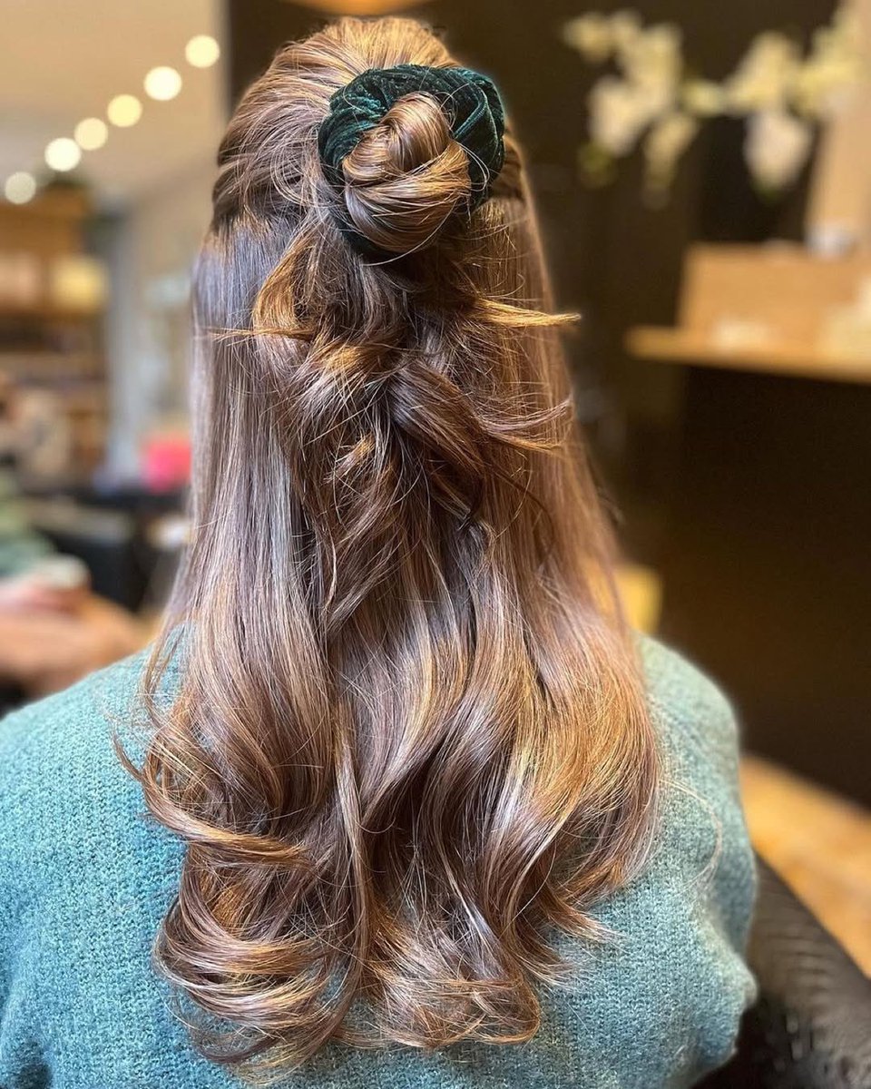 FolleaHair's tweet photo. 🍂 Who else is LOVING cute, easy hairstyles for their wigs this fall?! 😍✨

We sure are! 🙋‍♀️ From cozy fall vibes to effortlessly chic looks, these styles are perfect for switching up your look this season! 🤎🍁

Styled to perfection by ✨ @hkhaarwerken

‌ 💕#FolleaByDanielAlain https://t.co/X4qLdxMV3o