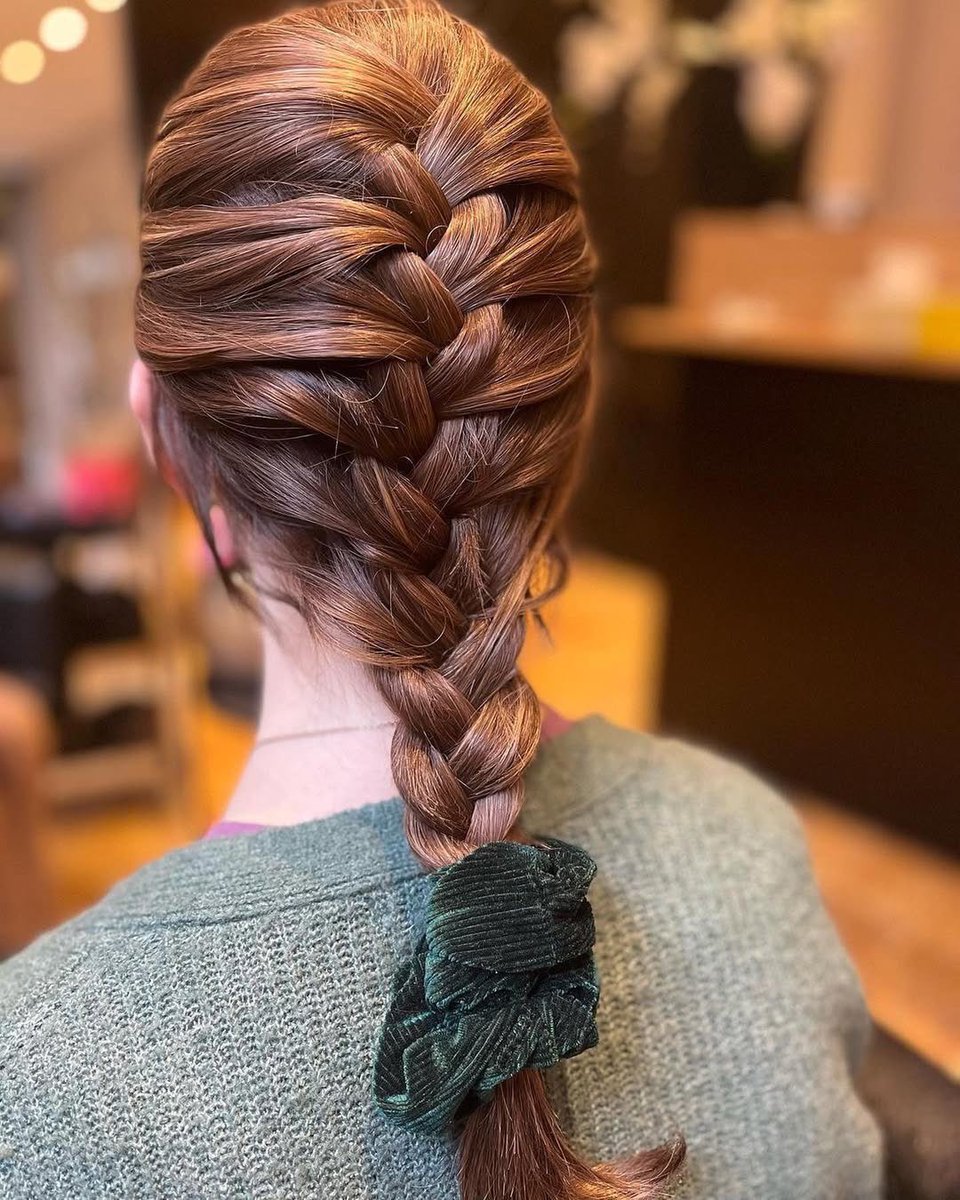 FolleaHair's tweet photo. 🍂 Who else is LOVING cute, easy hairstyles for their wigs this fall?! 😍✨

We sure are! 🙋‍♀️ From cozy fall vibes to effortlessly chic looks, these styles are perfect for switching up your look this season! 🤎🍁

Styled to perfection by ✨ @hkhaarwerken

‌ 💕#FolleaByDanielAlain https://t.co/X4qLdxMV3o