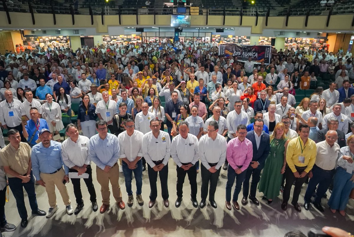 GralJuvenalDiaz's tweet photo. ASÍ CONSTRUIMOS NUESTRO PLAN NACIONAL DE DESARROLLO 

Junto a un equipo de funcionarios, estoy participando en el Encuentro Regional para la construcción del Plan de Desarrollo, que se cumple en Cúcuta.

Allí presentamos los 65 proyectos más importantes de Santander: iniciativas estratégicas que pueden aportar al desarrollo de Colombia y que reflejan lo que somos: un departamento que trabaja, que propone y que le cumple al país.

Un plan de desarrollo se construye escuchando a los territorios.

@ABDELAESPRIELLA 
@DNP_Colombia 
@FNDCol