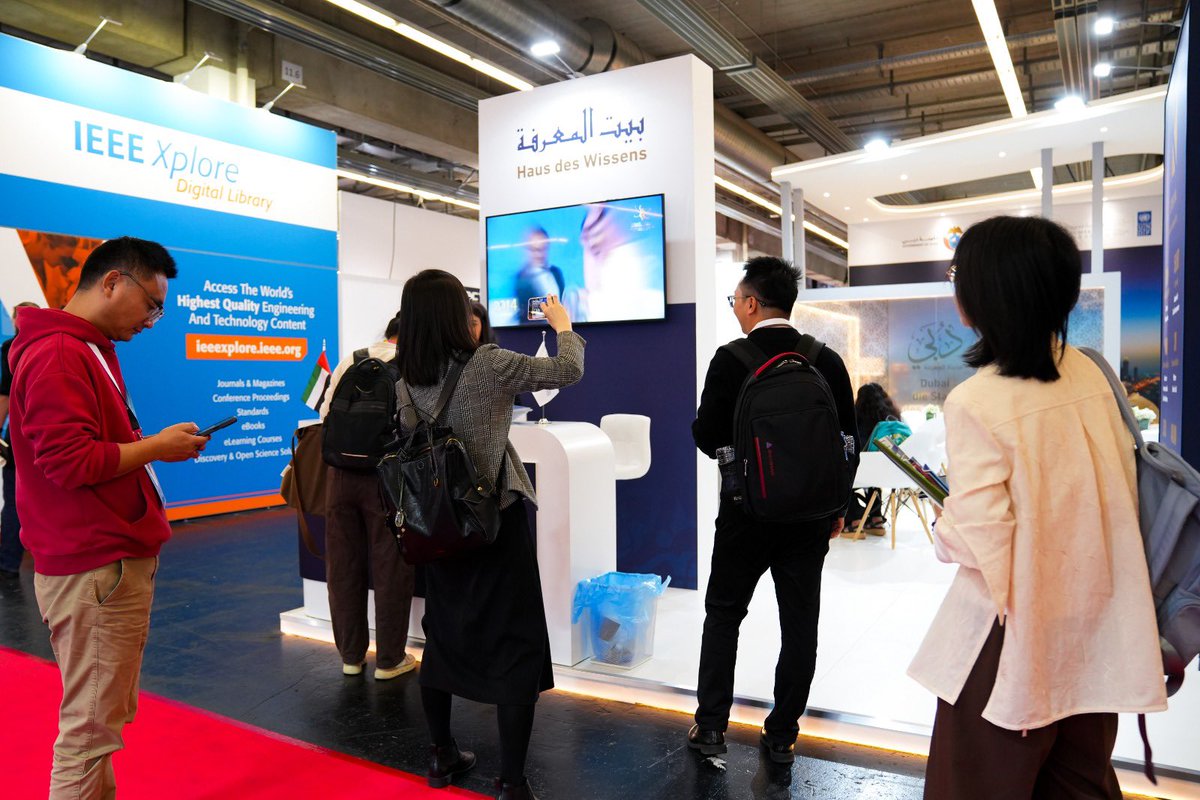MBRF_Knowledge's tweet photo. اختتمت مؤسسة محمد بن راشد آل مكتوم للمعرفة مشاركتها في معرض فرانكفورت الدولي للكتاب 2026 بالإعلان عن إطلاق ثلاثة مشاريع ومبادرات رائدة في مجالات المعرفة: 
- ترجمة مجموعة من إصدارات أدب اليافعين من العربية إلى الألمانية.
- ⁠ترجمة مختارات من "موسوعة السرد العربي".
- ⁠ترجمة كتاب السيرة التاريخية “الأيام الأولى في الإمارات” إلى اللغة الألمانية. 

تأتي هذه الخطوة امتداداً لنهج المؤسسة في تعزيز حضور الإبداع العربي عالمياً وفتح آفاق جديدة للتبادل الثقافي بين الإمارات وألمانيا. 

#مؤسسة_محمد_بن_راشد_آل_مكتوم_للمعرفة #معرض_فرانكفورت_الدولي_للكتاب2026 #الإمارات #ألمانيا #المعرفة