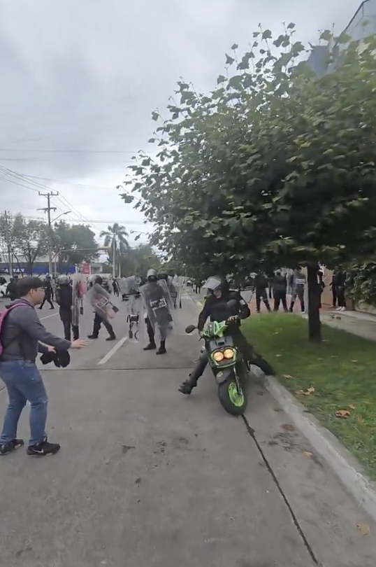 Turcoviejo's tweet photo. Este policía se robó una moto luego de que sus compinches detuvieran arbitrariamente y montonearan a un repartidor.

¿Esa es tu policía, @PabloLemusN? https://t.co/SKQYdErTL3
