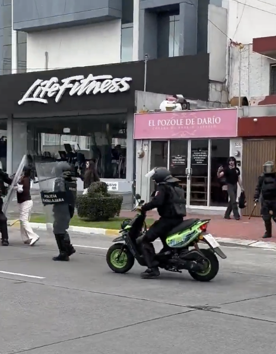Turcoviejo's tweet photo. Este policía se robó una moto luego de que sus compinches detuvieran arbitrariamente y montonearan a un repartidor.

¿Esa es tu policía, @PabloLemusN? https://t.co/SKQYdErTL3