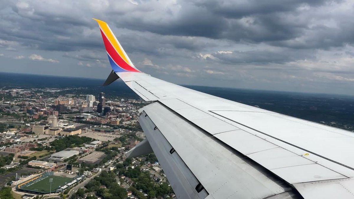 ROCAirport's tweet photo. Vegas, but make it easy. 🎰✈️ 

Nonstop flights from ROC to Las Vegas on @SouthwestAir are back for a few select dates:
🗓️ Nov 21 &amp; 28
🗓️ Dec 19 &amp; 26
🗓️ Jan 2

Book at https://t.co/HmQqVzqfN6

📸 southwest_252
#FlyROC #VegasBound https://t.co/FG0mY2DS8i