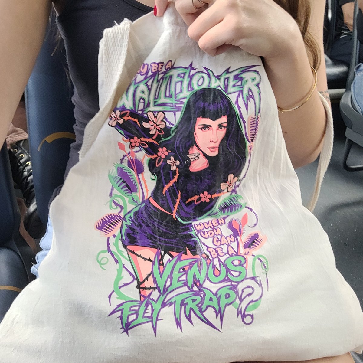 venusflybela's tweet photo. going to uni with this bag means a random gay will ALWAYS stare. i was about to get off and one of them just stared at it nonstop for a good 30 seconds😭😭😭 https://t.co/KRdJKyVbQq