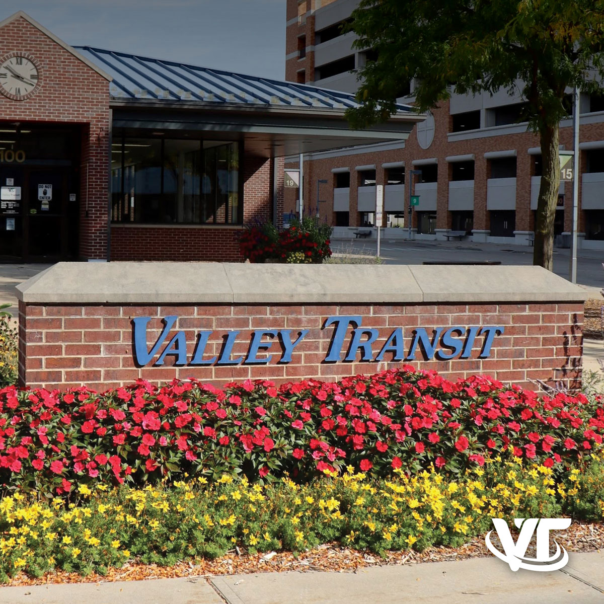 ValleyTransit's tweet photo. Waiting for your bus? Use https://t.co/9OgXqNkfFA for live tracking and arrival times! This website can be saved as a shortcut on mobile phones, where it'll then function like an app. Follow the steps linked here to add to your home screen: https://t.co/WTTuLpHeu8 https://t.co/tGvdMurUpN