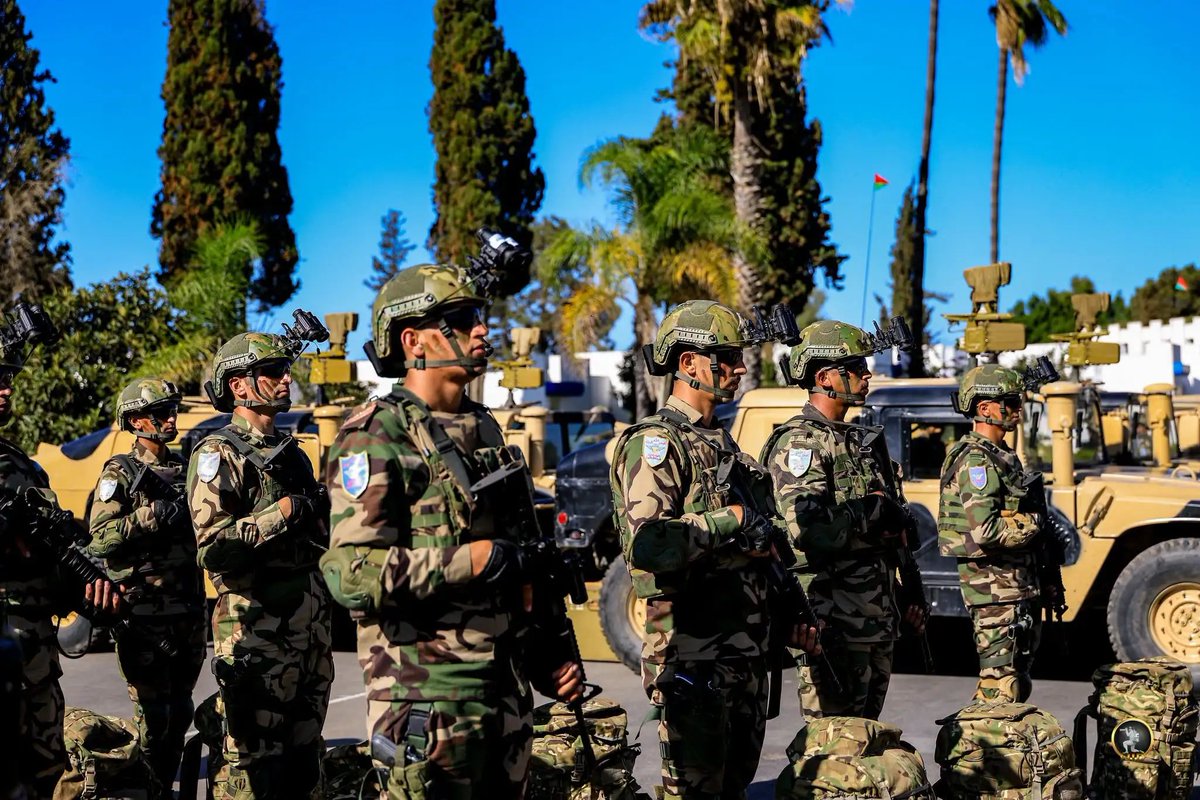 KOMARMIES's tweet photo. Royal #Moroccan Armed Forces 🇲🇦 Paratrooper Infantry Brigade "BIP" members, during a visit by #Lybian Lt. Gen. Khaled Haftar 🇱🇾to this unit's headquarters. 

We can notice new equipment, helmets and NVG #Morocco #Maroc https://t.co/K0498xrSiP