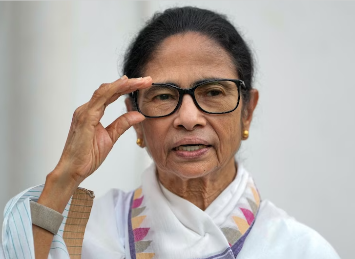 TheNorthBeatIN's tweet photo. 🚨 #BREAKING: TMC alleges an attack attempt on Mamata Banerjee in #Kolkata.

According to the party, a woman allegedly tried to attack the former West Bengal CM, pulled her saree and was found carrying a knife while Mamata was on her way to inaugurate a Durga Puja pandal. https://t.co/pZWYsPfp3v