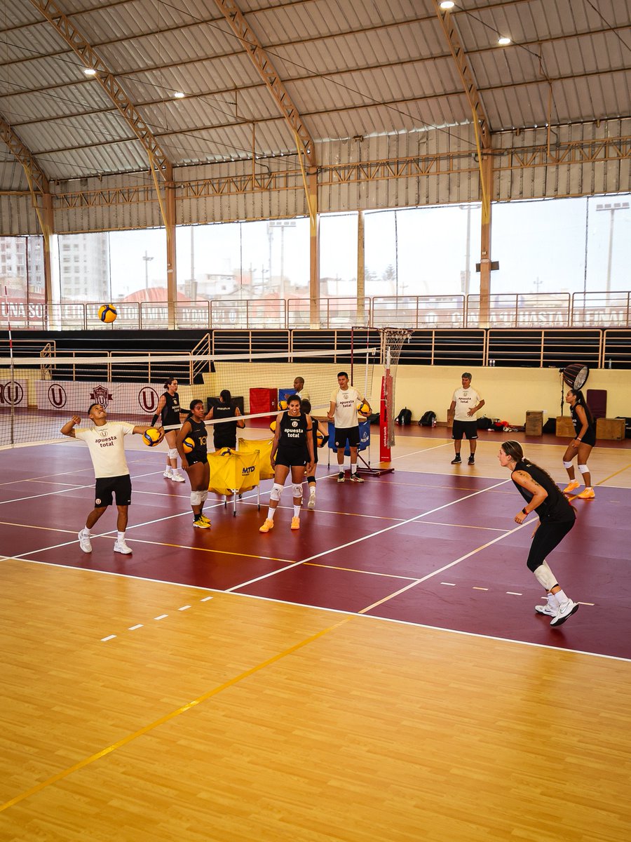 VoleyU1924's tweet photo. 𝗗𝗘 𝗩𝗨𝗘𝗟𝗧𝗔 𝗔 𝗖𝗔𝗦𝗔, 𝗣Ⓤ𝗠𝗔𝗦 🔥🫶

#PumasConGarra https://t.co/pYn5kwCZdV