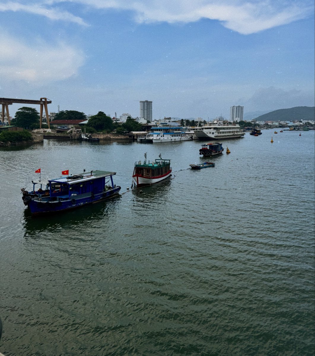 samsangtimpang's tweet photo. The big ships have spacious decks and panoramic windows. But the little boats, with tyre bumpers and layers of paint, catch my eye. Each has its own personality. You wonder where it heads each day. https://t.co/csJMnm3hU3