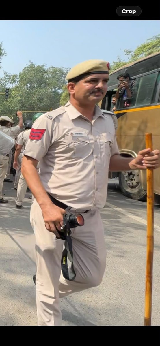 praveenwithheld's tweet photo. शनिवार को दिल्ली के कनॉट प्लेस में पंजाब के जर्नलिस्ट का ये कैमरा दिल्ली पुलिस के जवान ने छीना था और इस गाड़ी में रखा था. 4 दिन हो गये अब तक पंजाब के दो पत्रकारों को अपना कैमरा वापस नहीं मिला है और वो थानों के चक्कर लगा रहे हैं. https://t.co/y8Zb4DdDoM