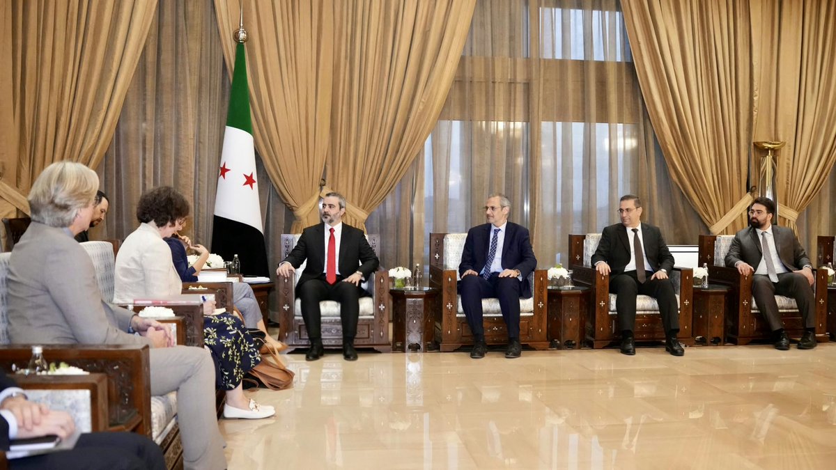 syrianmofaex's tweet photo. التقى وزير الخارجية والمغتربين السيد أسعد حسن الشيباني، المديرة العامة لمنظمة حظر الأسلحة الكيميائية السيدة سابرينا دالافيور، في العاصمة دمشق.

وبحث الجانبان الخطوات اللازمة لإنهاء ملف الأسلحة الكيميائية في سوريا بصورة نهائية، ومحاسبة المسؤولين عن استخدام هذه الأسلحة في جرائم الحرب التي ارتكبها النظام البائد، إلى جانب مناقشة سبل تقديم الدعم الفني اللازم لاستكمال معالجة هذا الملف.