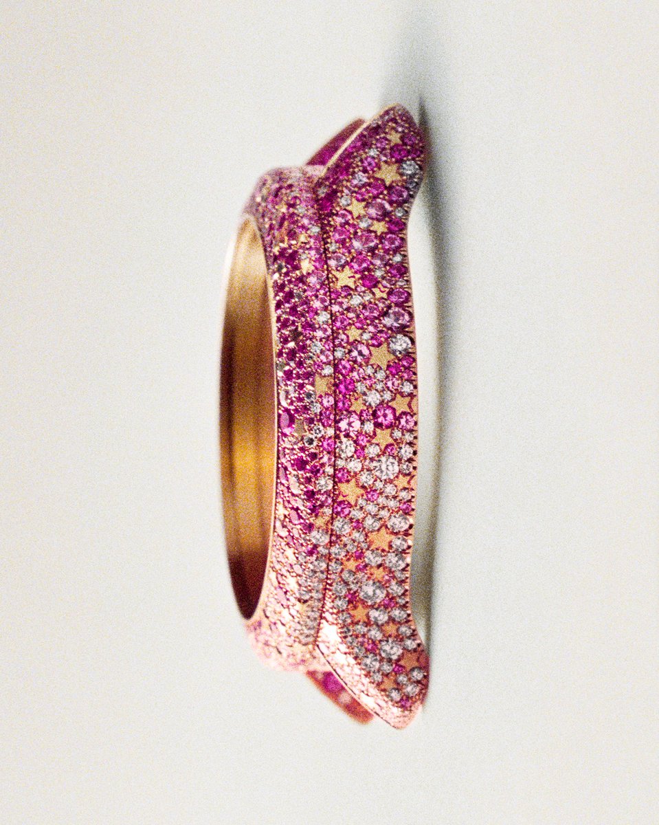 Dior's tweet photo. Dior Grand Bal

Adorned with snow-set diamonds, pink and yellow sapphires and yellow gold stars, the Grand Bal Jardin d'Étoiles timepiece celebrates watchmaking with a couture perspective.

Available in selected stores.

#DiorHorlogerie https://t.co/Thy4sCsGwb