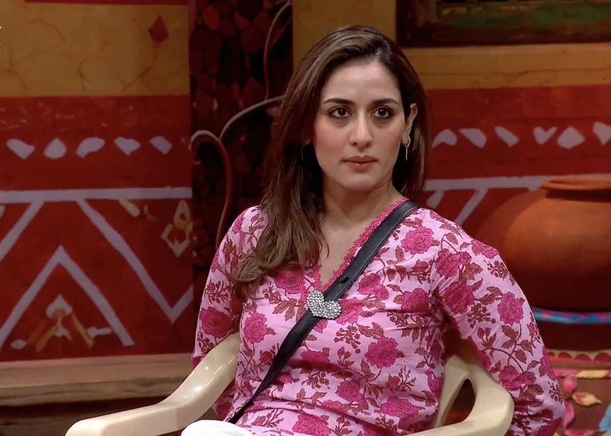 eishaanix's tweet photo. Uditi so gracefully explained to Mary Kom that this is a show and a task where every contestant has the right to speak. Calling Arishfa a 'child' to dismiss her arguments simply doesn't hold up.
#UditiSingh • #BiggBoss20 • #BB20 https://t.co/aydDoq2hSY