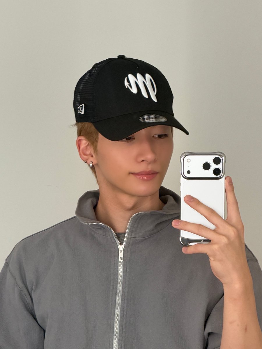 soyumoya's tweet photo. 4/7(/?) were seen wearing the same hat https://t.co/AbDSgtt6L8