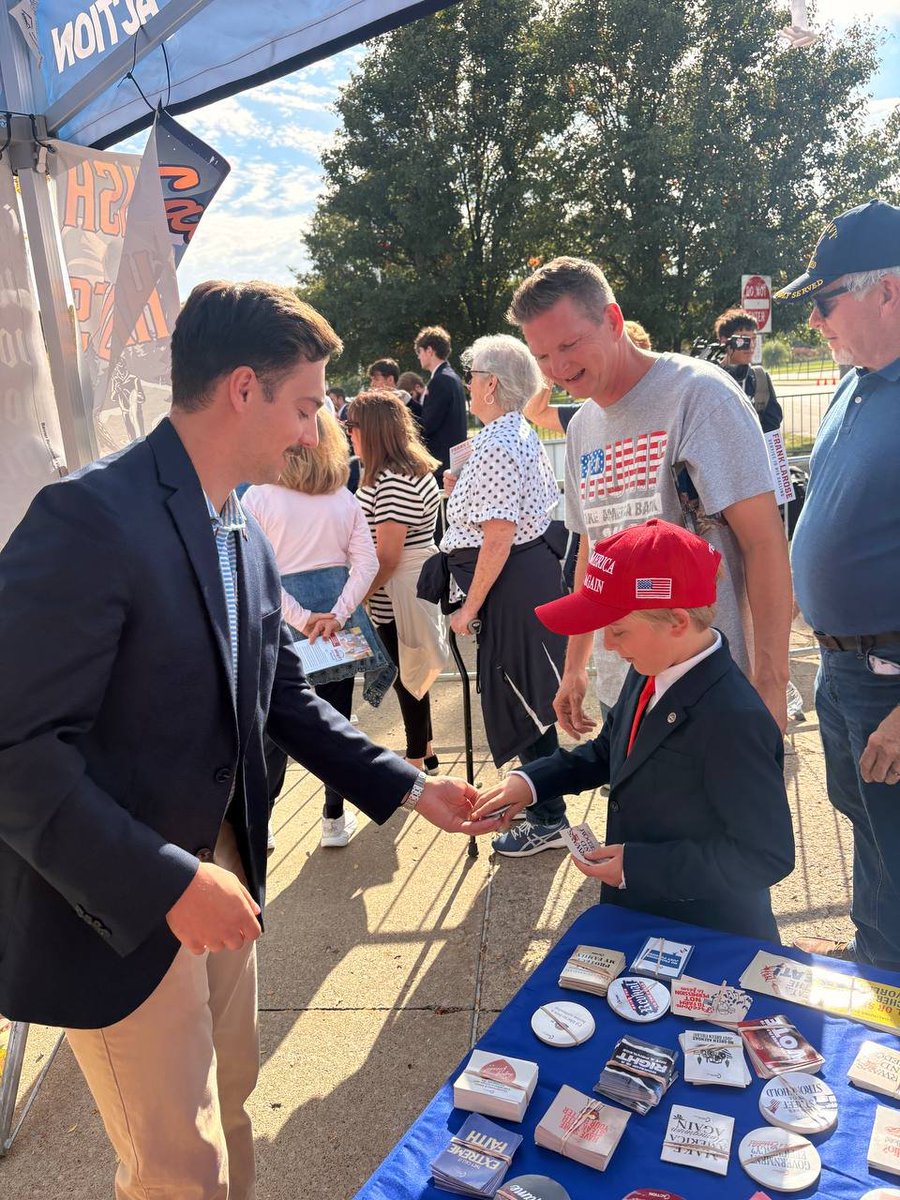 RealPJReilly's tweet photo. Huge day for Team Ohio! 🇺🇸

Over 200 signups to help us chase ballots at the Youngstown Trump Rally yesterday 🔥

The movement is growing, and we need you to help turn out the vote across Ohio.

Want in?

 👉 https://t.co/b7u3eDDKom https://t.co/mYCQKCcYsU