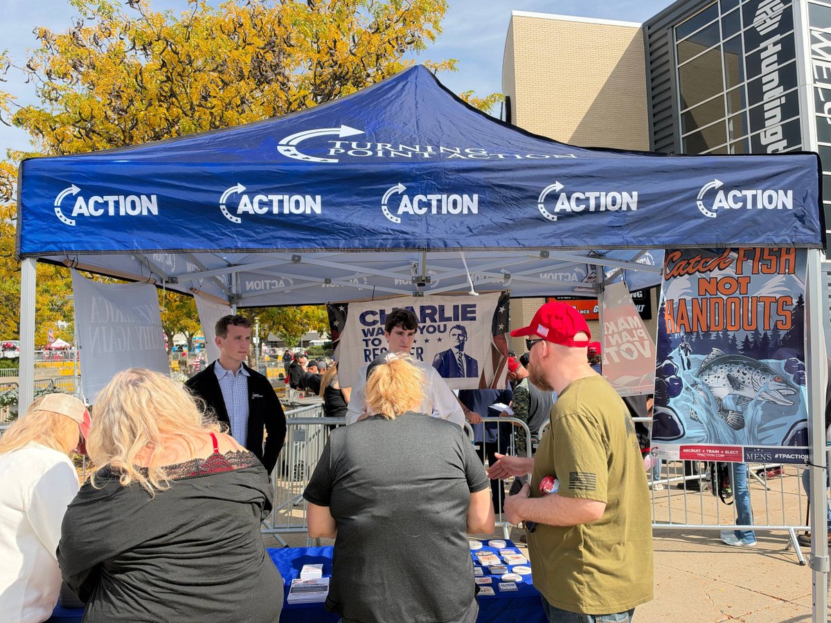 RealPJReilly's tweet photo. Huge day for Team Ohio! 🇺🇸

Over 200 signups to help us chase ballots at the Youngstown Trump Rally yesterday 🔥

The movement is growing, and we need you to help turn out the vote across Ohio.

Want in?

 👉 https://t.co/b7u3eDDKom https://t.co/mYCQKCcYsU