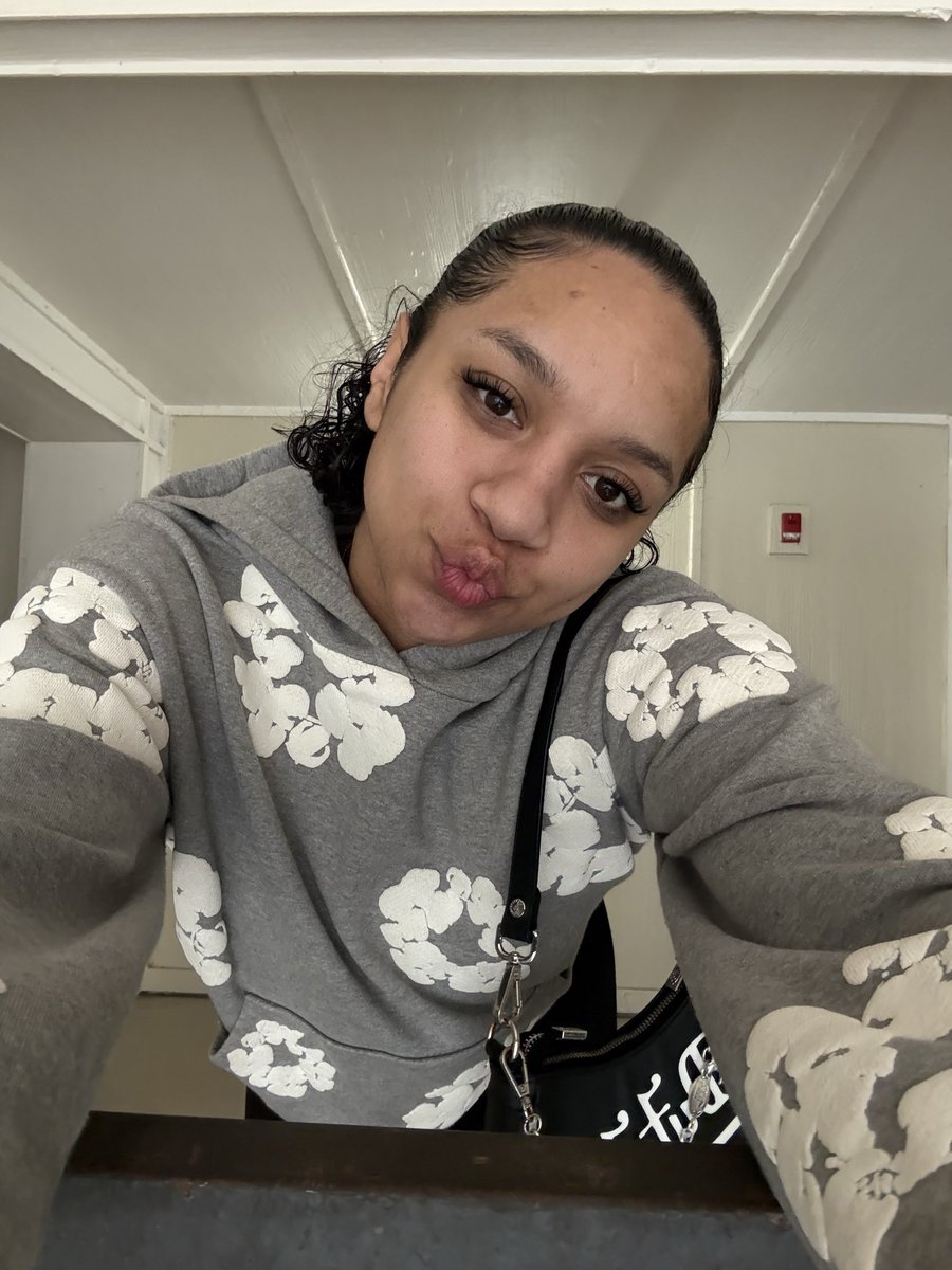 ssymonee22's tweet photo. Moving into my new apartment today!! Who wants to help with move in fees 🤗🤗🤗 #cutie #hi https://t.co/s783YQ5kD5