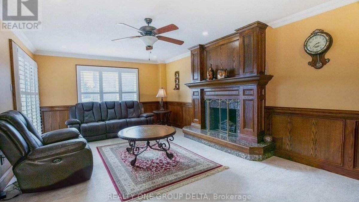 Ravrealty's tweet photo. Discover luxury at 1918 Royal Credit Blvd, Mississauga: 6,500 sqft, custom finishes, prime location, and spacious living. https://t.co/MULrAlqtyM