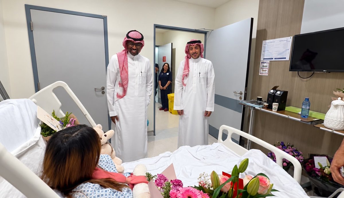 KNews2030_KSA's tweet photo. رئيس اتحاد التايكوندو والمدير التنفيذي يطمئنان على اللاعبة صباح عسيري

#خبر_الرياض

اطمأن رئيس مجلس إدارة الاتحاد السعودي للتايكوندو المهندس عبدالله الحربي، يرافقه المدير التنفيذي الأستاذ علاء الحربي، على صحة لاعبة المنتخب السعودي ونادي الشباب، صباح عسيري، إثر تعرضها لإصابة جرّاء الاعتداء الذي استهدف مطار الملك خالد الدولي،
ونقل رئيس الاتحاد والمدير التنفيذي للاعبة تمنيات أسرة التايكوندو السعودي لها بالشفاء العاجل، مؤكدين وقوف الاتحاد إلى جانبها وتقديم الدعم اللازم لها حتى تستعيد عافيتها وتعود إلى ميادين التدريب والبطولات،
وقال المهندس عبدالله الحربي: الحمد لله على سلامة ابنتنا صباح عسيري، ونسأل الله أن يمنّ عليها بالشفاء التام. سلامة لاعبينا ولاعباتنا تأتي في مقدمة أولويات الاتحاد، وسنظل إلى جانبها حتى تتجاوز هذه الإصابة وتعود أقوى لتمثيل الوطن في المحافل الرياضية.

من جانبها، ثمّنت صباح عسيري هذه الزيارة والاهتمام، معبّرة عن شكرها وتقديرها لرئيس الاتحاد والمدير التنفيذي، ومؤكدة أن هذه الوقفة أسهمت في رفع معنوياتها.